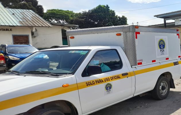 El joven fue encontrado con dos impactos de bala en la espalda frente a una residencia y vestía ropa de color oscura. Foto: José Vásquez