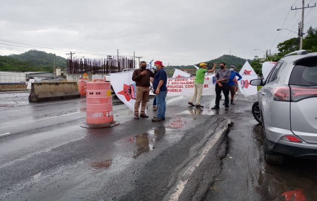 Miembros de Frenadeso y del Movimiento Comunal Nacional (Mocona), cerraron por unos minutos la vía Interamericana. Foto: Eric Montenegro