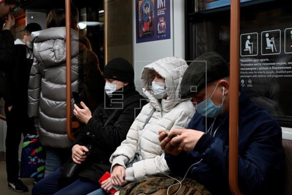 Varios pasajeros con mascarilla en el metro de Moscú, Rusia. Foto: EFE