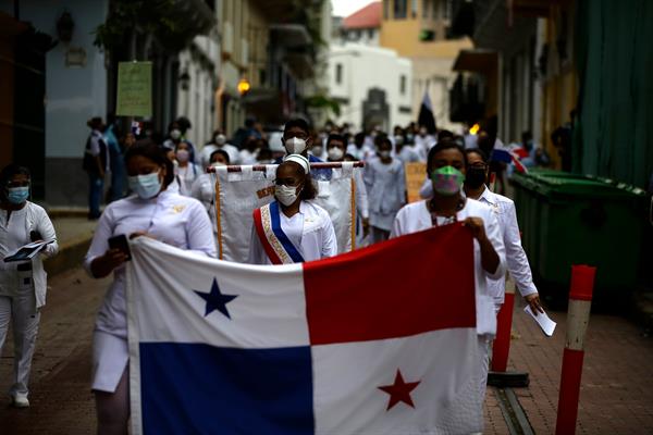 Cientos de enfermeras participaron en una marcha hacia la Presidencia de la República. Foto: EFE