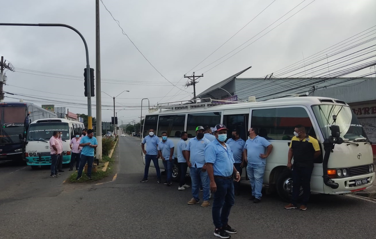 Los transportistas se concentraron en la Gobernación y la Terminal de Santiago. Foto: Melquiades Vásquez 