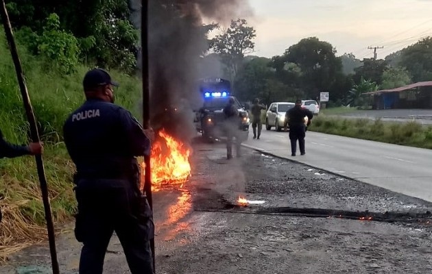 En La Chorrera, filas de personas se han formado para abordar uno de los microbuses del servicio de alternativo de transporte o ‘piratas’. Foto: Eric Montenegro