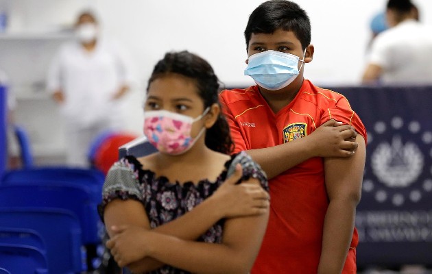 Sólo el 44 % de los habitantes de América Latina y el Caribe ha recibido su pauta completa de la vacuna contra el coronavirus, advierte la OPS. Foto: EFE