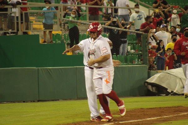 Xavier Quiroz recorre las bases, luego de pegar cuadrangular. Foto:Fedebeis