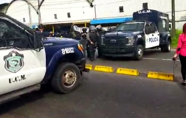 Los manifestantes se mantienen en las calles mientras que la policía bloqueó la entrada a Colón desde el área de San Judas Tadeo para impedir que la caravana de transportistas que se dirigía a la ciudad llegara. Foto: Diomedes Sánchez