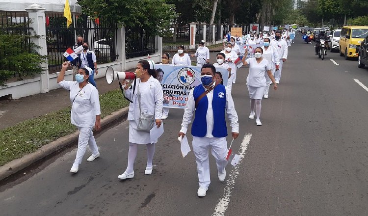 La marcha de las enfermeras inició en su sede, ubicada en Calle 38, Calidonia, para continuar por la Avenida Balboa.  Francisco Paz
