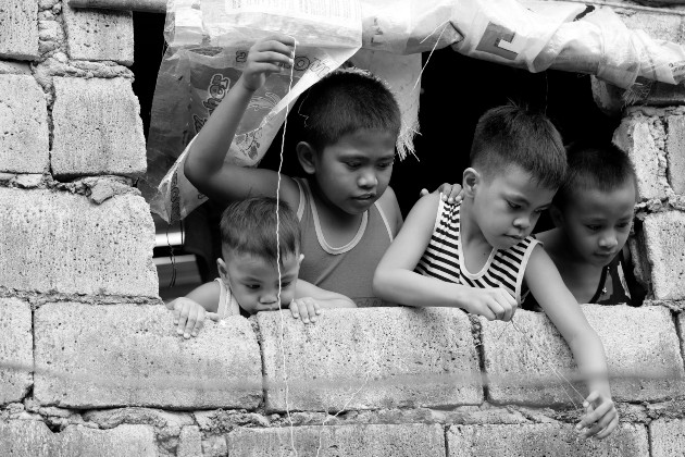 Son los niños presa fácil de la marginación que afecta su educación al no recibir la formación adecuada en las escuelas. Foto: EFE.