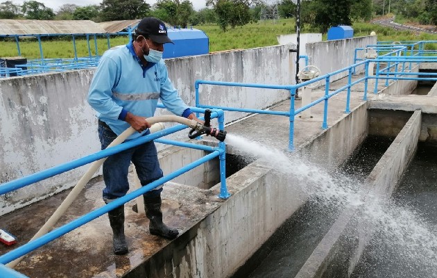 Personal técnico continúa con las labores de limpieza y desinfección de la planta potabilizadora Bongo. Foto: Cortesía