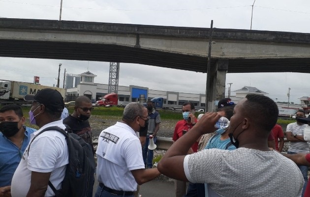 Los cierres se mantienen también en Río Rita, Cativá, Portobelo, y otros varios puntos de la carretera Panamá Colón. Foto: Diomedes Sánchez