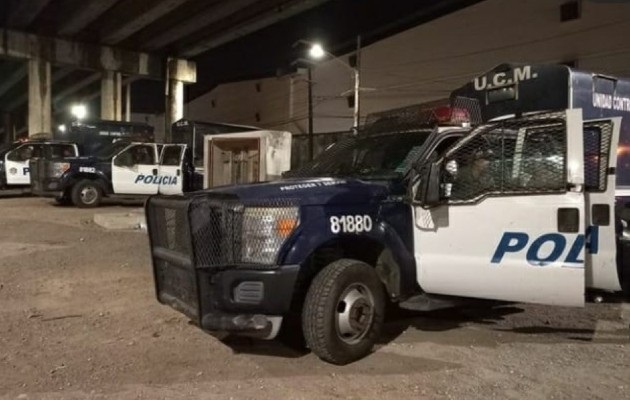 En horas de la madrugada de este jueves, la Policía Nacional, con su equipo anti-motines se ubicaron en el área de los Cuatro Altos, para atender cualquier situación que se presente. Foto: Diomedes Sánchez