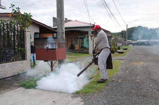  Personal de salud realiza nebulizaciones en diferentes puntos del país para la eliminación de criaderos del mosquto  Aedes aegypti. Foto: Cortesía Minsa