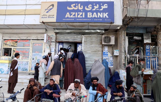 Talibanes piden el desbloqueo de casi 10,000 millones de dólares de activos del pueblo afgano. Foto: EFE