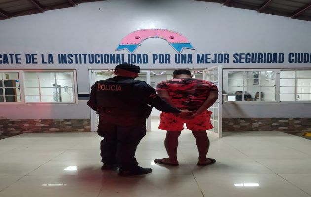 El presunto indiciado fue trasladado a la sede policial en Arraiján y luego puesto a disposición del Ministerio Público. Foto: Eric Montenegro