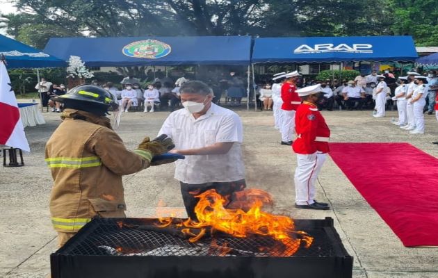 El ministro de salud Luis Francisco Sucre, fue el invitado de honor en el acto de cremación de banderas en Veraguas. Foto: Melquiades Vásquez
