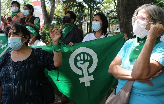 Agrupaciones feministas condenan acciones seguidas para que una menor abusada continúe con la gestación. Foto: EFE