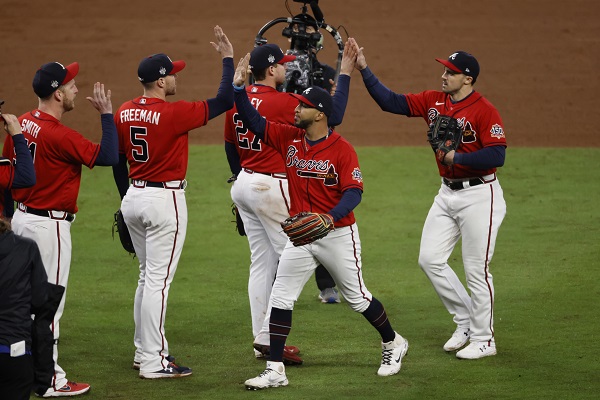 Jugadores de los Bravos de Atlanta, festejan su segundo triunfo. Foto:EFE