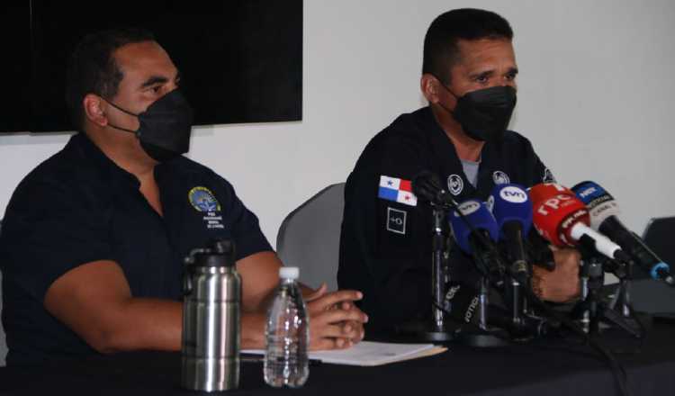 El fiscal Rafael Baloyes y el director de la Policía, John Dornheim, dirigieron una conferencia de prensa para informar sobre los hechos. 