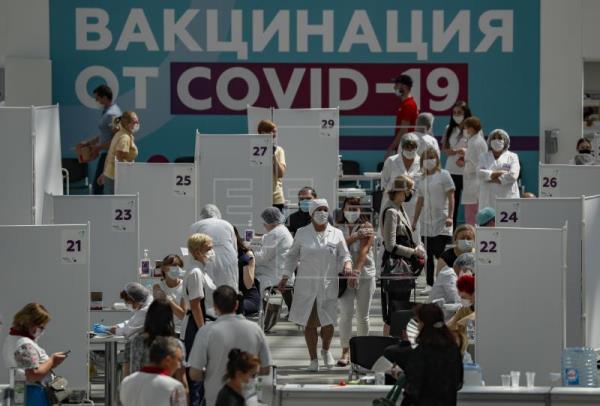 Solo en el mes de septiembre 44,265 personas fallecieron por coronavirus en Rusia. Foto: EFE