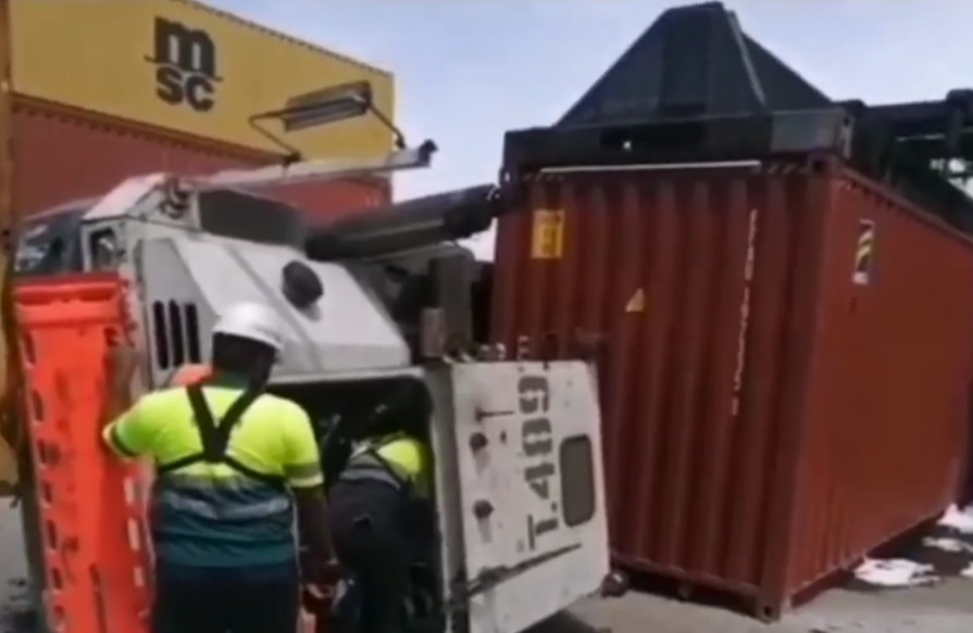 El trabajador quedó atrapado en la cabina del equipo que moviliza los contenedores. Foto: Diomedes Sánchez 
