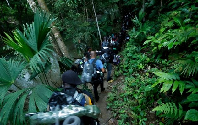 Migrantes haitianos en su camino hacia Panamá por el Tapón del Darién en Acandi (Colombia). EFE
