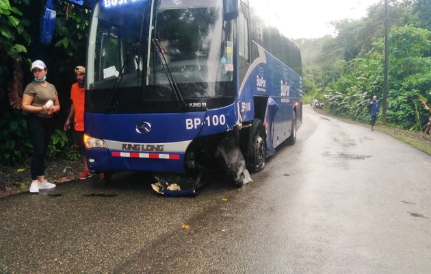 El bus privado solo registro daños en la parte frontal. Foto: Diomedes Sánchez