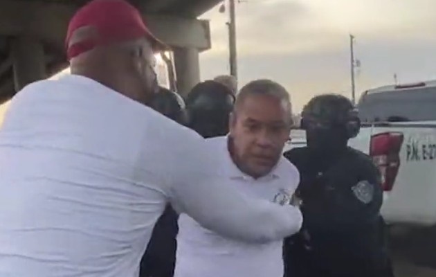 Se uso gas pimienta para disuadir a quienes intentaban liberar a Voitier de las manos de los policías. Foto: Diomedes Sánchez Se uso gas pimienta para disuadir a quienes intentaban liberar a Voitier de las manos de los policías. Foto: Diomedes Sánchez