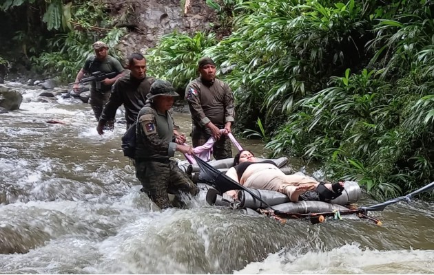 La familia de migrantes corría peligro y fue atendida en las orillas del río de Cañas Blancas, en la provincia de Darién. Foto: Cortesía La familia de migrantes corría peligro y fue atendida en las orillas del río de Cañas Blancas, en la provincia de Darién. Foto: Cortesía