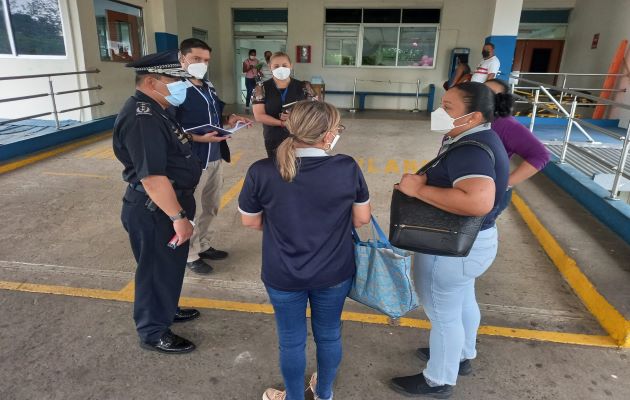 Oficiales de derechos humanos de la Defensoría del Pueblo, de la regional llevaron a cabo una visita a un centro médico para verificar la condición de algunos heridos durante el desalojo en Barro Blanco. Foto: Cortesía Defensoría del Pueblo