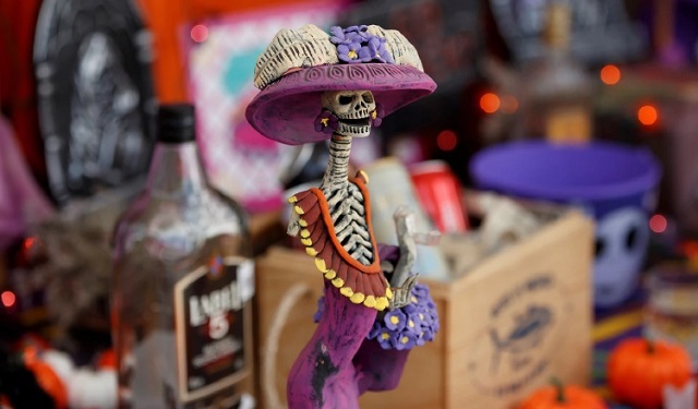 Detalle de una ofrenda colocada, por Leslie Adriana Estrada, el 29 de octubre de 2021, de una ofrenda dedicada a sus familiares fallecidos en la Ciudad de México. Foto: EFE / José Méndez