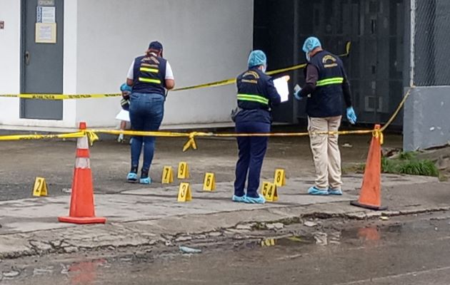 Personal del Ministerio Público (MP) se presentó al sitio del tiroteo en donde recolectaron evidencias balística. Foto: Eric Montenegro