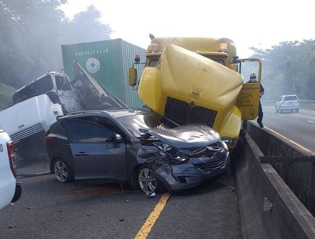 El accidente ha provocado un enorme tranque vehicular. Foto: Diomedes Sánchez