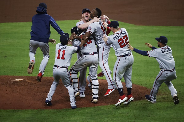 Jugadores de los Bravos festejan el triunfo ante Astros. Foto:EFE