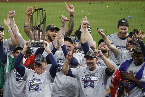 Brian Snitker, manager de los Bravos levanta el título de campeón. Foto:EFE