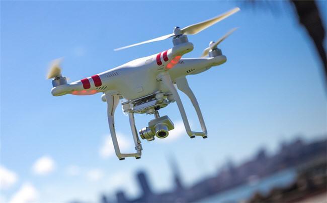 Solo drones autorizados por la Autoridad Aeronáutica Civil (AAC) se permitirán en áreas de exhibición de bandas musicales. Foto: Archivos