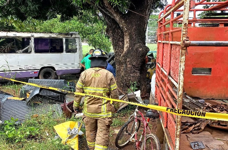 Al lugar del incidente llegaron miembros de la Oficina de Seguridad de los Bomberos. Foto: Thays Domínguez