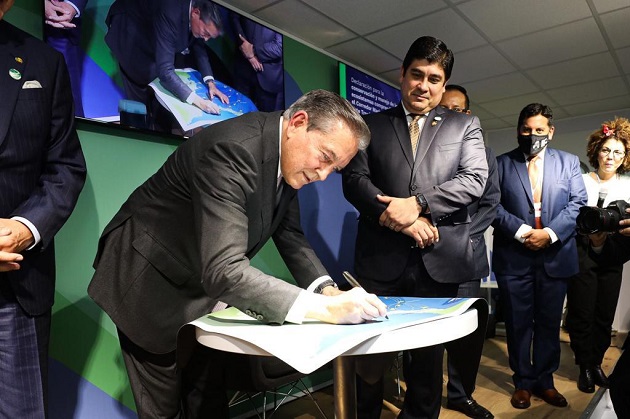 El presidente de Panamá, Laurentino Cortizo, estampa su firma en la Declaración. Foto: Cortesía Presidencia