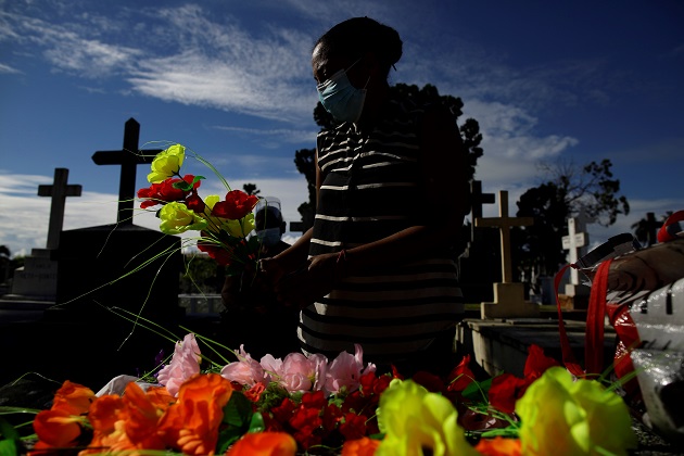 Flores de diferentes colores hoy en el Cementerio de Amador. Foto: EFE