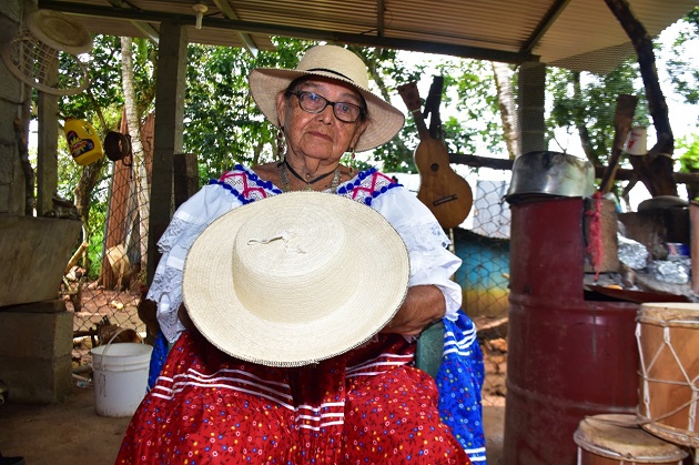 La confección de un sombrero le puede llevar a Florentina Moreno hasta un mes