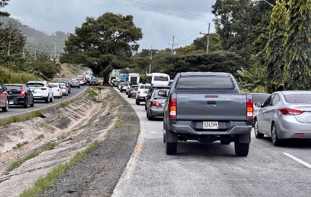 Más de 50 vehículos se han desplazado hacia el interior del país. Foto: Cortesía Tráfico Panamá