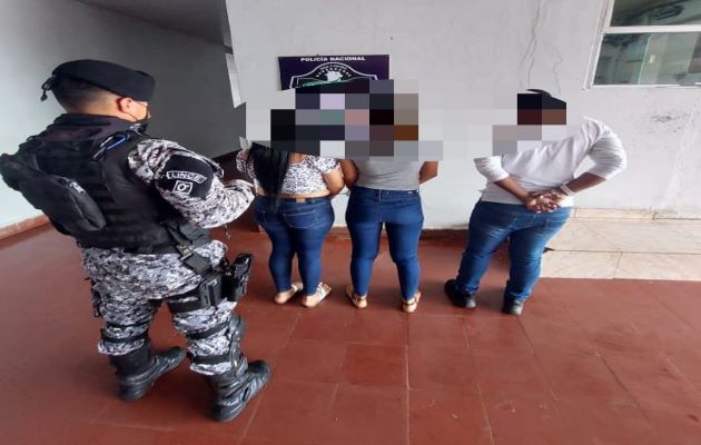 Dos mujeres y un hombre fueron capturados por presunto hurto. Foto: Proteger y Servir