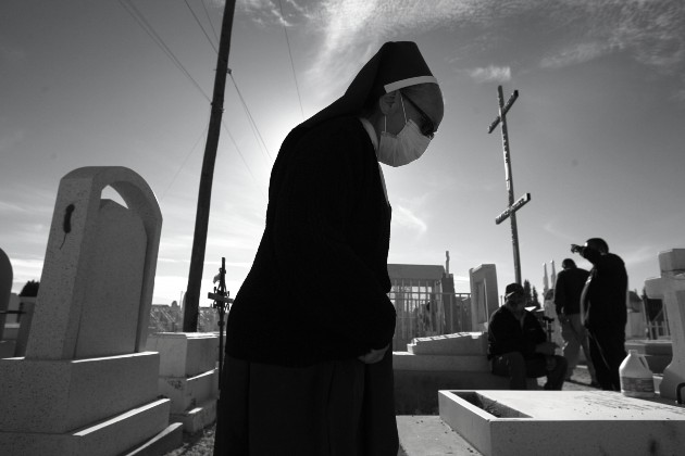 Hacia la muerte vamos todos, muchos distraídos pensando que nunca nos tocará, quizá desfilando en un carnaval loco de inconsciencia, mirando hacia los lados, nunca hacia nuestro cruel destino. Foto: EFE.