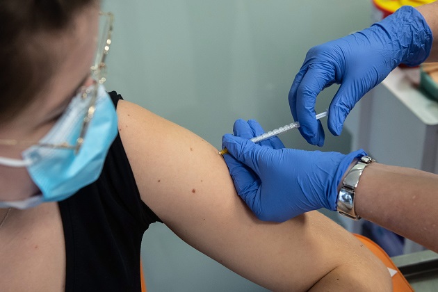 La vacuna contra la covid-19 protege principalmente de la posibilidad de desarrollar casos graves de la enfermedad. Foto: EFE 