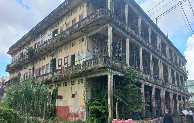 El Presidente Laurentino Cortizo instruyó al Ministerio de Vivienda y Ordenamiento Territorial (Miviot) para que inicie la reconstrucción inmediata de la Casa Wilcox. Foto: Diomedes Sánchez