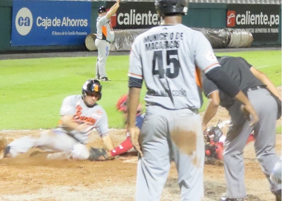 Los Santos se impuso a Metro en el tercer juego de la serie, 5-4. Foto:Fedebeis