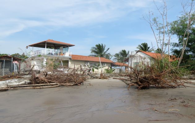 En el distrito de La Chorrera, los efectos del Cambio Climático son evidentes en comunidades como Kosovo, en donde el nivel del agua se adentra cada vez más en el poblado. Foto: Eric Montenegro