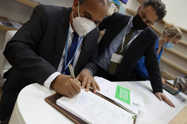 El ministro de MiAmbiente, Milciades Concepción, estampa su firma en la Declaración de Glasgow por una huella hídrica justa. Foto: Cortesía MiAmbiente