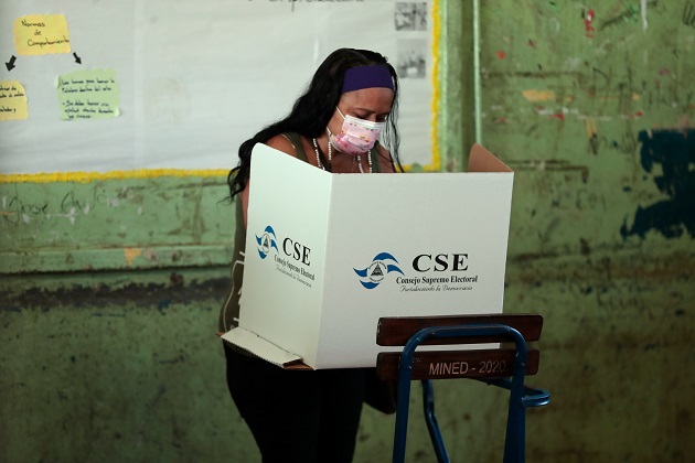 Una mujer vota en las elecciones presidenciales hoy, en la Junta Receptora de Esquipula en Managua, Nicaragua. Foto: EFE.