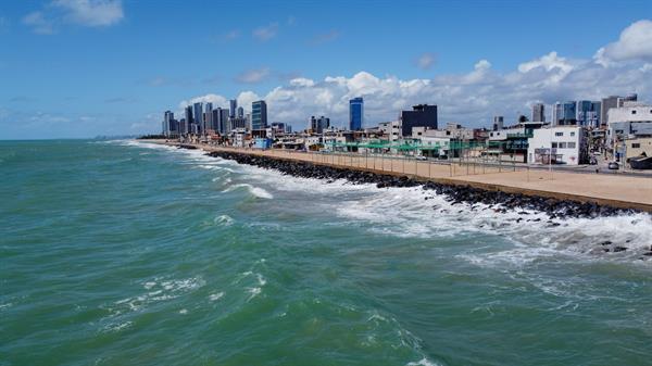 Fotografía aérea tomada con un dron que muestra la playa de Boa Viagem, el 27 de octubre de 2021 en la ciudad de Recife (Brasil). EFE