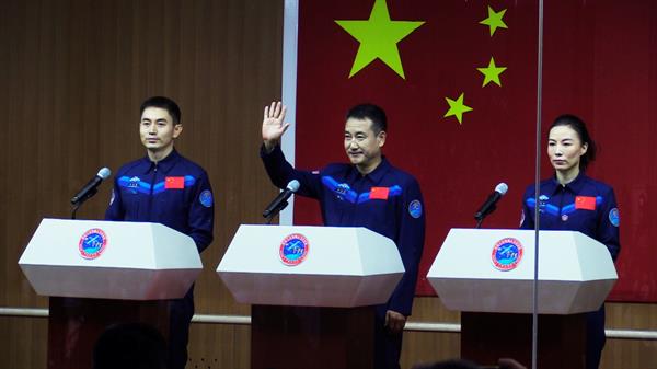 Imagen de archivo de los astronautas Zhai Zhigang (C), Ye Guangfu (i) y Wang Yaping (d) durante una rueda de prensa antes de su viaje al espacio. EFE