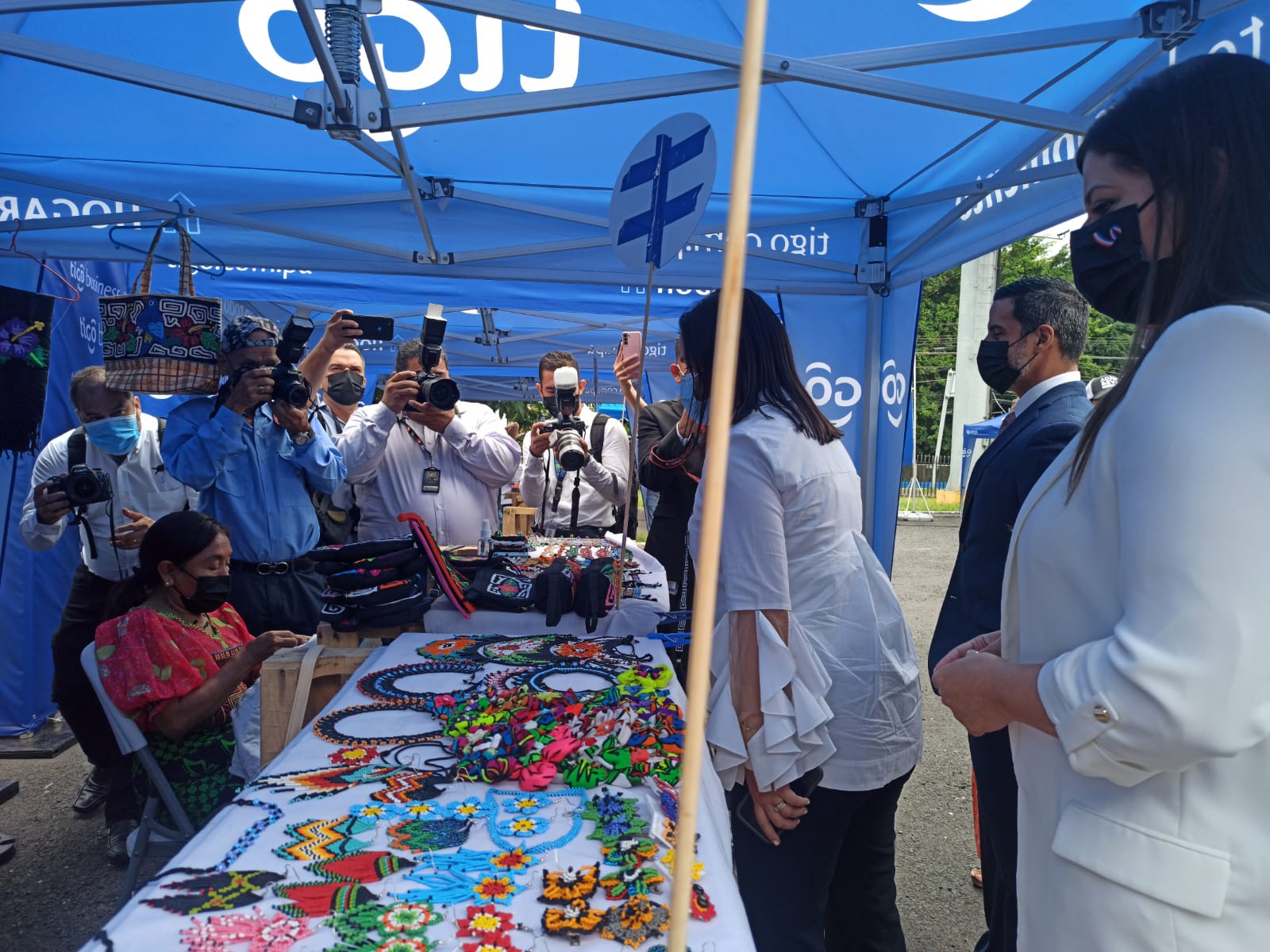 Emprendedores muestran con orgullo sus trabajos en la feria. Foto/Ana Quinchoa